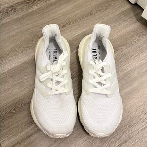 White Adidas ultraboost
